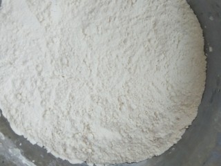 菠菜卷,做面团：准备适量的面粉