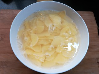 麻辣土豆片,用清水冲洗一下，去除多余的淀粉，在炒的时候会比较清爽。