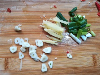 麻辣土豆片,葱姜蒜切碎。