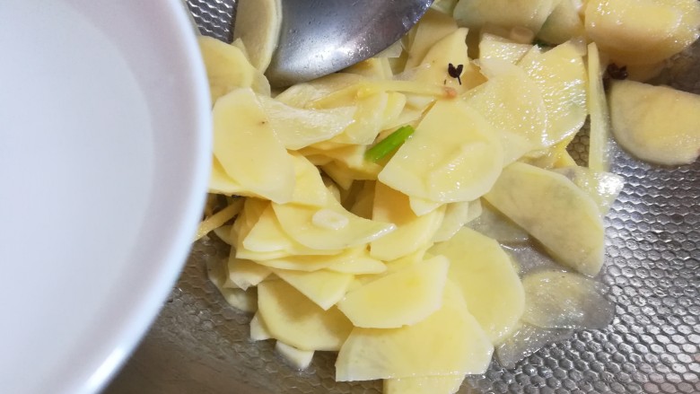 麻辣土豆片,中间要适当的加一点水，防止土豆在炒的过程中会粘锅底，土豆一定是要炒熟透才可以吃的。