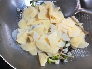 麻辣土豆片,倒入沥干水分的土豆片。