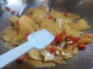 麻辣土豆片,继续翻炒，至小米椒熟，辣味渗透入土豆片。加入一小勺盐调味，就可以出锅了。