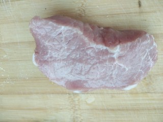 菠菜卷,做馅：准备猪瘦肉，肉用水洗一下