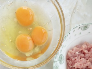 菠菜卷,磕入三个鸡蛋，鸡蛋里加点料酒、盐，炒一下