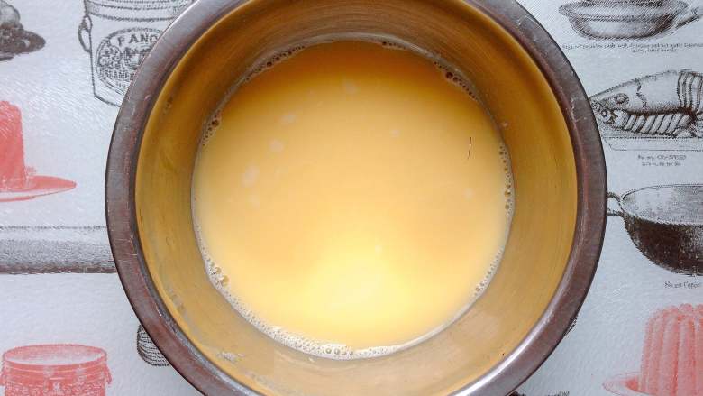 杂蔬培根芝士鸡蛋盏,鸡蛋打散，加温水混合均匀（鸡蛋去壳和水是1:1的比例）