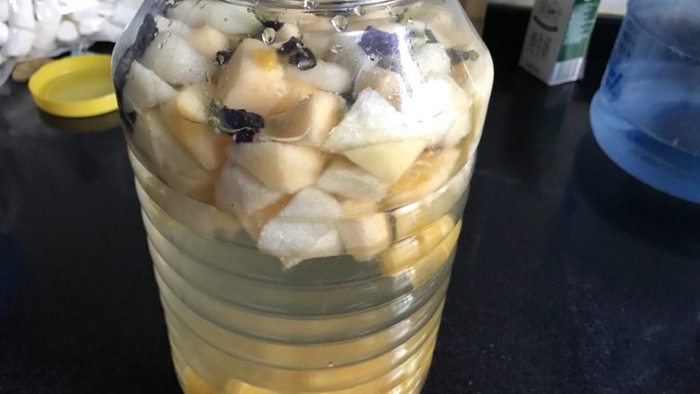 蝶豆花水果酵素,把水，糖，水果放入密封的容器。