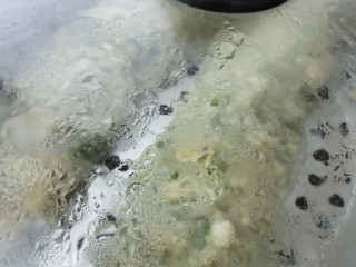 菠菜卷,蒸锅下面放凉水开始蒸，等气上来以后蒸25分钟