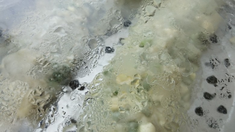 菠菜卷,蒸锅下面放凉水开始蒸，等气上来以后蒸25分钟