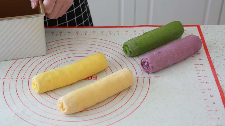 蔬菜【四色吐司】,卷起后揉成长条，比吐司盒稍短即可。