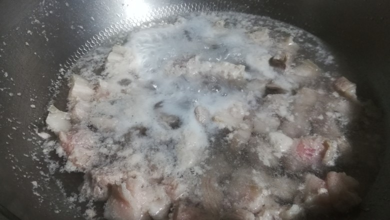 兰花干焖肉,煮沸后，可以捞去上面的浮沫。也可以把多烫的水倒掉，用温水再冲洗一下。