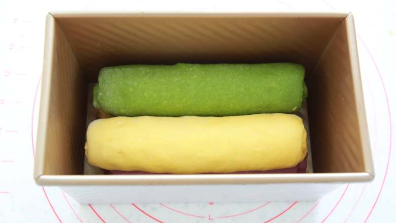 蔬菜【四色吐司】,排列入模（向中间靠拢），长度是吐司模的8~9分长。