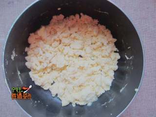 韭菜鸡蛋包,炒锅放油把鸡蛋倒入划炒成鸡蛋碎