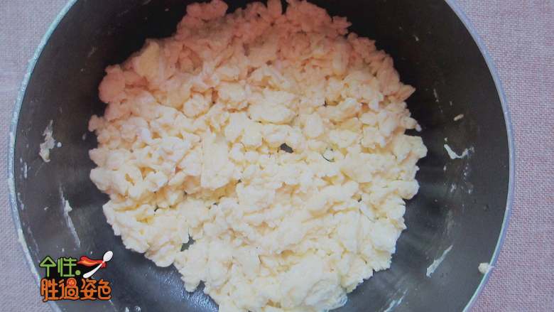 韭菜鸡蛋包,炒锅放油把鸡蛋倒入划炒成鸡蛋碎