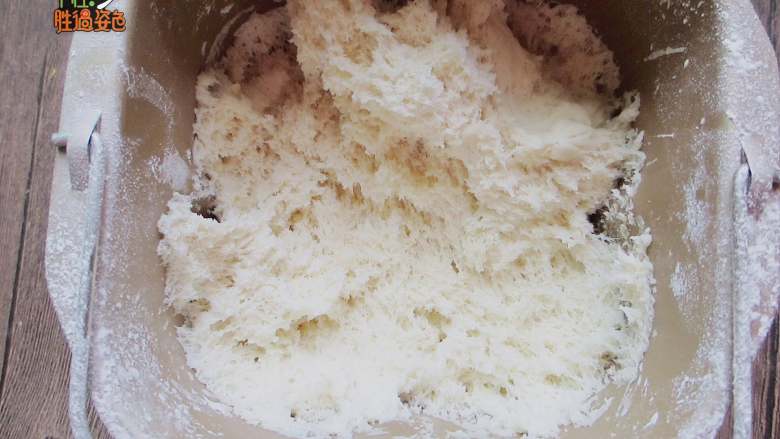 韭菜鸡蛋包,用面包机面团发酵只要半小时，直到面团出现蜂窝状既可以了