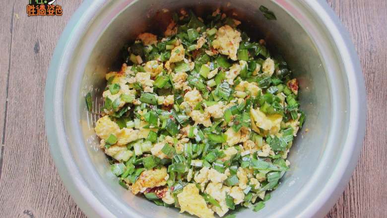 韭菜鸡蛋包,放凉的鸡蛋倒入韭菜中，加入适量盐、鸡精、香油、辣椒油
