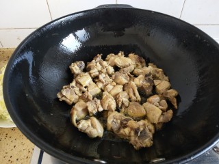 红烧鸡块,砂锅入油，油热加入鸡块煸炒