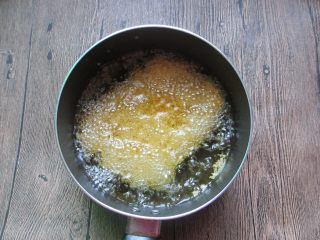香酥鸡排,锅里倒入油，烧热到锅里油像开了一样的状态，下鸡排。