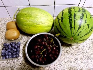 西瓜花篮,准备原材料西瓜、哈密瓜、猕猴桃、葡萄、蓝莓备用