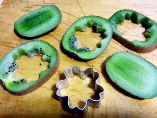 西瓜花篮,猕猴桃切成片状用模具压出绿色的花朵