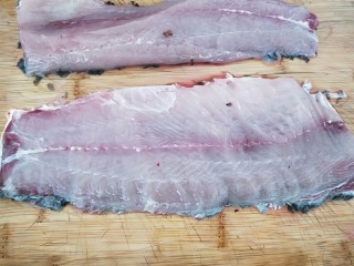 家常酸菜鱼,片鱼骨时要用快刀片，要注意安全哟。