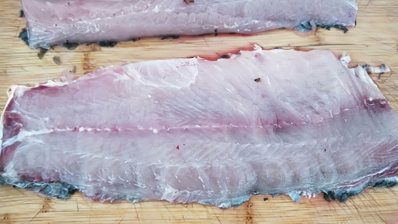 家常酸菜鱼,片鱼骨时要用快刀片，要注意安全哟。