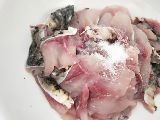 家常酸菜鱼,鱼肉加入适量盐抓均匀。
