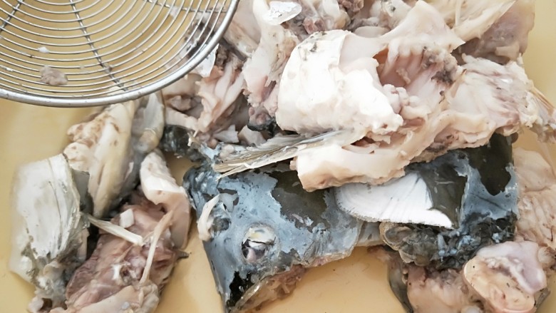 家常酸菜鱼,开锅撇去浮沫，鱼骨捞出来备用。