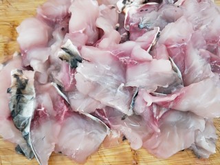 家常酸菜鱼,片出来的鱼肉还不少。