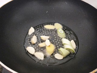家常酸菜鱼,倒入15油放入葱姜蒜炒香。