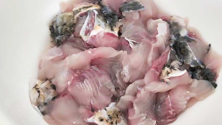 家常酸菜鱼,洗干净捞出来控掉水分。