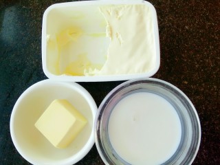 轻芝士蛋糕,准备好黄油、牛奶、奶油奶酪
