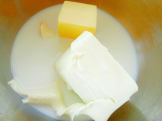 轻芝士蛋糕,将黄油，牛奶，奶油奶酪混合装在大碗中