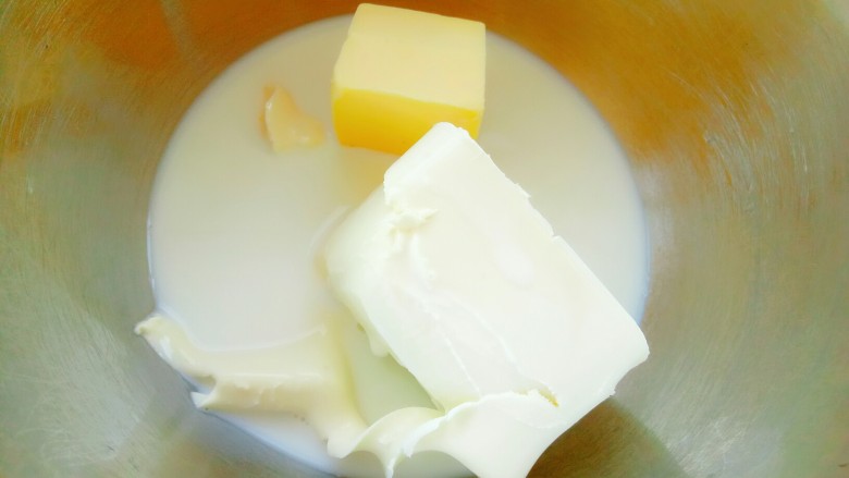 轻芝士蛋糕,将黄油，牛奶，奶油奶酪混合装在大碗中