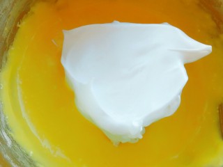 轻芝士蛋糕,打好的蛋白取出1/3和蛋黄糊拌匀