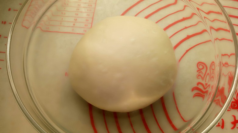 迷你汉堡,把面团放入干净的碗里，盖保鲜膜26度左右进行一发(不要超过28度)。