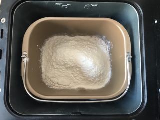 奶酪吐司（面包机版）,面粉过筛加入到面包机里。