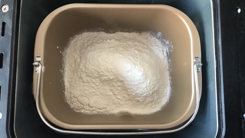 奶酪吐司（面包机版）,面粉过筛加入到面包机里。