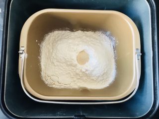 奶酪吐司（面包机版）,在面粉顶部挖一个小洞倒入酵母。
