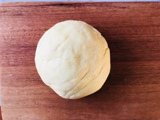 奶酪吐司（面包机版）,将面团滚圆盖上湿布或保鲜膜醒发15分钟。当然也可以直接放在面包机里醒发。
