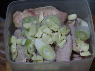 Q弹三杯鸡翅,鸡翅洗净，加适量盐、葱、姜、蒜密封腌制入夜。