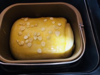 奶酪吐司（面包机版）,撒上杏仁片。启动烘烤模式，大约40分钟。