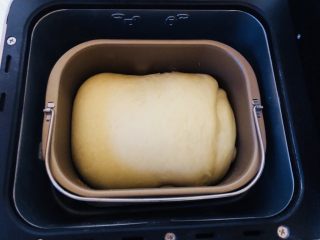 奶酪吐司（面包机版）,将面团卷放入面包机中进行二次发酵。