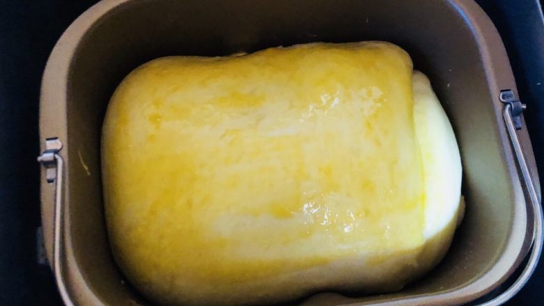 奶酪吐司（面包机版）,二次发酵完成后刷上蛋液。