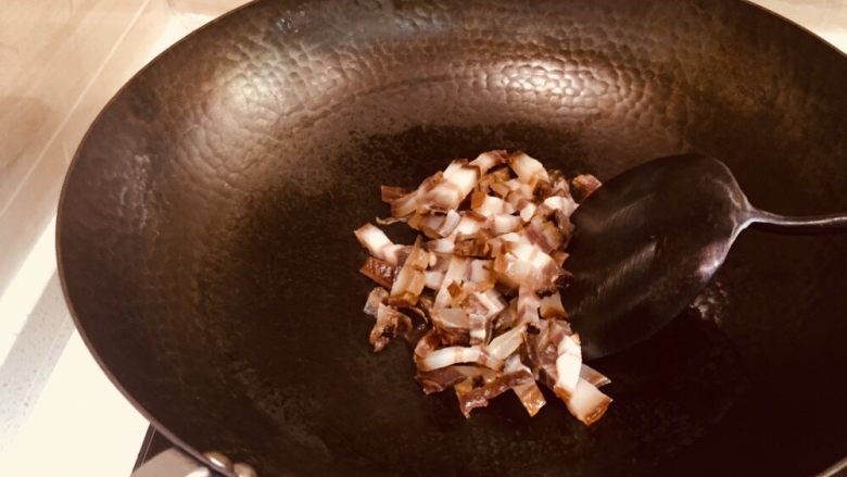 豌豆腊肉饭,腊肉丁直接下锅炒出油