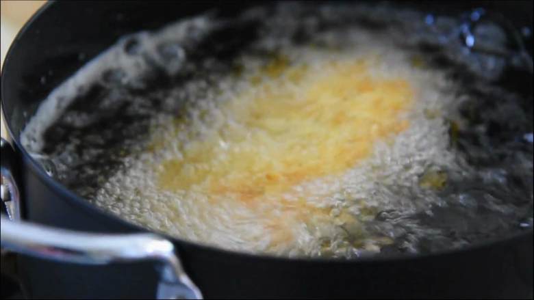 面对这种鸡排，吃完再考虑减肥的事！,热油（约180°），将鸡排炸至两面金黄捞出。