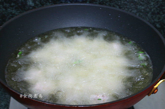 酥炸香芋丸子,烧热油锅，油温升高，油面冒出小气泡时，将丸子从锅边轻轻放入