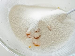 卡通南瓜米糕,将南瓜泥放入一个大碗，筛入大米粉
