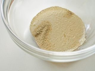 卡通南瓜米糕,酵母粉用10克温水（不要超过35度）化开。