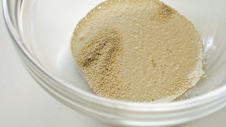 卡通南瓜米糕,酵母粉用10克温水（不要超过35度）化开。
