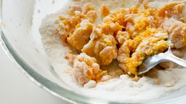 卡通南瓜米糕,将酵母水均匀的撒入大米粉内，开始搅拌。